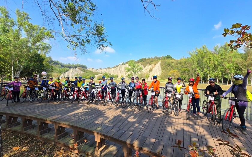 運動與健康,單車騎行,單車旅行,台灣車友,海外車友騎台灣,山海戀單車,花東南橫美景美食饗騎,單車看見台灣,精彩回顧,十八羅漢山服務區,原鄉緣紙傘文化村,旗山車站糖鐵故事館,田寮月世界地景公園,岡山之眼,橋頭糖廠