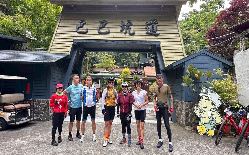 運動與健康,單車騎行,單車旅行,台灣車友,海外車友騎台灣,山海戀單車,專案訂製,竹苗四庫全書五福臨門,單車看見台灣,精彩回顧,巴巴坑道,鄧南光影像紀念館,北埔老街,南庄老街,南庄老郵局,桂花巷,客家菜巡禮