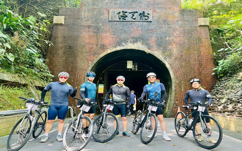運動與健康,單車騎行,單車旅行,香港車友,海外車友騎台灣,山海戀單車,專案訂製,三貂富貴東北雙塔,單車看見台灣,精彩回顧,三貂角燈塔,舊草嶺隧道,四角窟觀景台,卯澳石頭古厝,龍門吊橋,平林休閒農場
