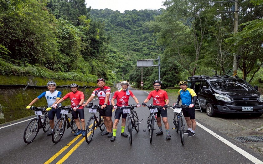  運動與健康,單車騎行,單車旅行,CyclingTaiwan,CyclingAdventure,CustomTourGroup,OverseasCyclistsInTaiwan,加拿大車友,海外車友騎台灣,山海戀單車,專案訂製,脊梁山脈新雙塔縱騎,剖地瓜,單車旅遊,自行車旅遊,玉山觀景台,夫妻樹,塔塔加遊客中心,鹿林神木,特富野,阿里山,迷湖步道,石桌