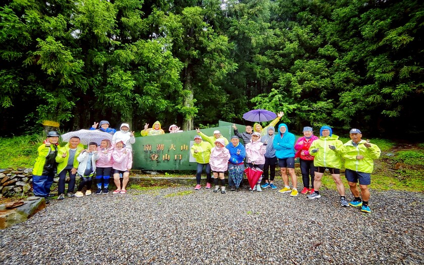  運動與健康,單車騎行,單車旅行,CyclingTaiwan,CyclingAdventure,CustomTourGroup,OverseasCyclistsInTaiwan,新加坡車友,海外車友騎台灣,山海戀單車,專案訂製,北進武嶺,日月潭,思源埡口,南湖大山登山口,陵后宮,環山部落,清泉橋,張雨生之家,梨山楓之谷1956秘密花園