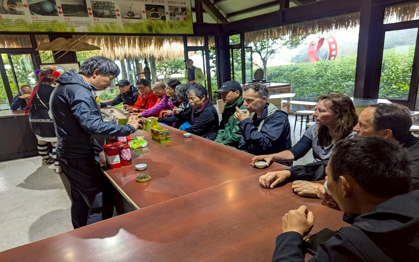 運動與健康,單車騎行,單車旅行,CyclingTaiwan,CyclingAdventure,CustomTourGroup,OverseasCyclistsInTaiwan,加拿大車友,海外車友騎台灣,山海戀單車,專案訂製,脊梁山脈新雙塔縱騎,剖地瓜,單車旅遊,自行車旅遊,得恩亞納,八八風災重建,奮起湖車站,四方竹,奮起湖便當,阿里山高山茶,優遊吧斯,鄒族文化,高山青