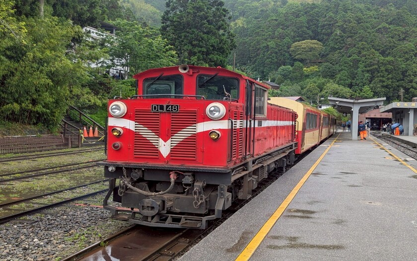 運動與健康,單車騎行,單車旅行,CyclingTaiwan,CyclingAdventure,CustomTourGroup,OverseasCyclistsInTaiwan,加拿大車友,海外車友騎台灣,山海戀單車,專案訂製,脊梁山脈新雙塔縱騎,剖地瓜,單車旅遊,自行車旅遊,得恩亞納,八八風災重建,奮起湖車站,四方竹,奮起湖便當,阿里山高山茶,優遊吧斯,鄒族文化,高山青