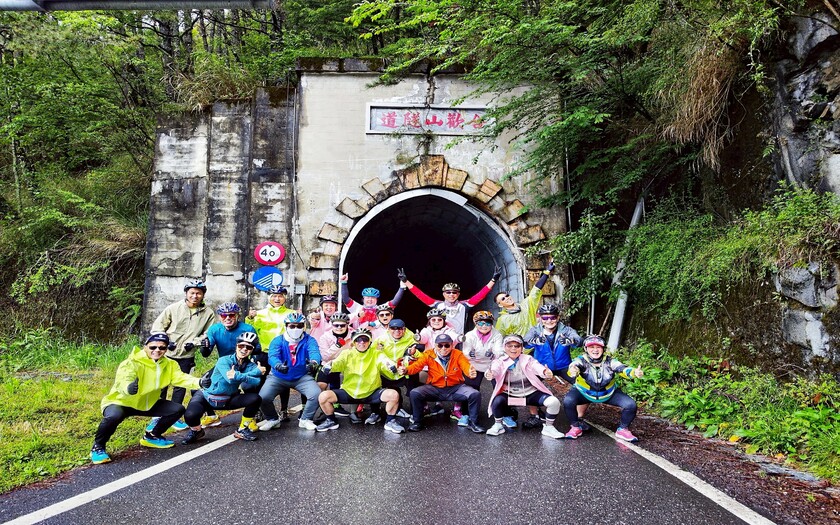  運動與健康,單車騎行,單車旅行,CyclingTaiwan,CyclingAdventure,CustomTourGroup,OverseasCyclistsInTaiwan,新加坡車友,海外車友騎台灣,山海戀單車,專案訂製,北進武嶺,日月潭,合歡山管理站,清境高空步道,88K公路標誌,清境童話超商,清境之星樂活民宿