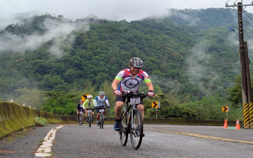 運動與健康,單車騎行,單車旅行,CyclingTaiwan,CyclingAdventure,CustomTourGroup,OverseasCyclistsInTaiwan,加拿大車友,海外車友騎台灣,山海戀單車,專案訂製,脊梁山脈新雙塔縱騎,剖地瓜,單車旅遊,自行車旅遊,茶山部落,尼亞后薩獵人學校,錫安山,小林村遺址,台20線,那瑪夏