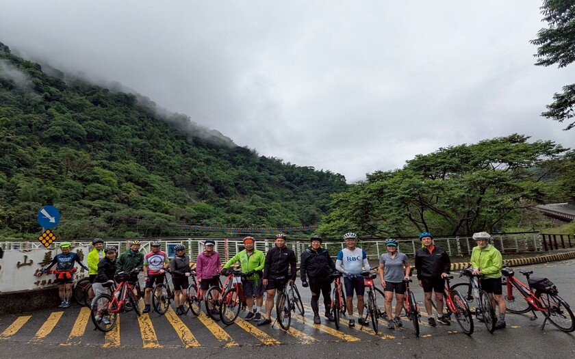 運動與健康,單車騎行,單車旅行,CyclingTaiwan,CyclingAdventure,CustomTourGroup,OverseasCyclistsInTaiwan,加拿大車友,海外車友騎台灣,山海戀單車,專案訂製,脊梁山脈新雙塔縱騎,剖地瓜,單車旅遊,自行車旅遊,茶山部落,尼亞后薩獵人學校,錫安山,小林村遺址,台20線,那瑪夏