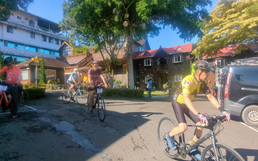 運動與健康,單車騎行,單車旅行,CyclingTaiwan,CyclingAdventure,CustomTourGroup,OverseasCyclistsInTaiwan,加拿大車友,海外車友騎台灣,山海戀單車,專案訂製,脊梁山脈新雙塔縱騎,剖地瓜,單車旅遊,自行車旅遊,茶山部落,尼亞后薩獵人學校,錫安山,小林村遺址,台20線,那瑪夏