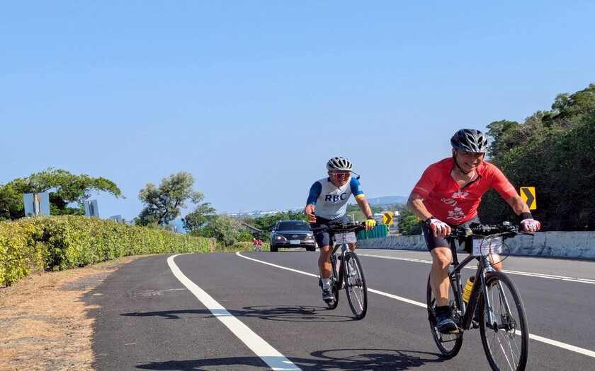 運動與健康,單車騎行,單車旅行,CyclingTaiwan,CyclingAdventure,CustomTourGroup,OverseasCyclistsInTaiwan,加拿大車友,海外車友騎台灣,山海戀單車,專案訂製,脊梁山脈新雙塔縱騎,剖地瓜,單車旅遊,自行車旅遊,枋山海豚灣,車城福安宮,恆春東門,恆春搶孤,鵝鑾鼻燈塔,極南之境