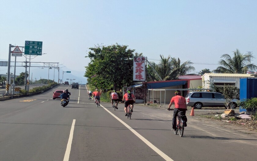 運動與健康,單車騎行,單車旅行,CyclingTaiwan,CyclingAdventure,CustomTourGroup,OverseasCyclistsInTaiwan,加拿大車友,海外車友騎台灣,山海戀單車,專案訂製,脊梁山脈新雙塔縱騎,剖地瓜,單車旅遊,自行車旅遊,枋山海豚灣,車城福安宮,恆春東門,恆春搶孤,鵝鑾鼻燈塔,極南之境