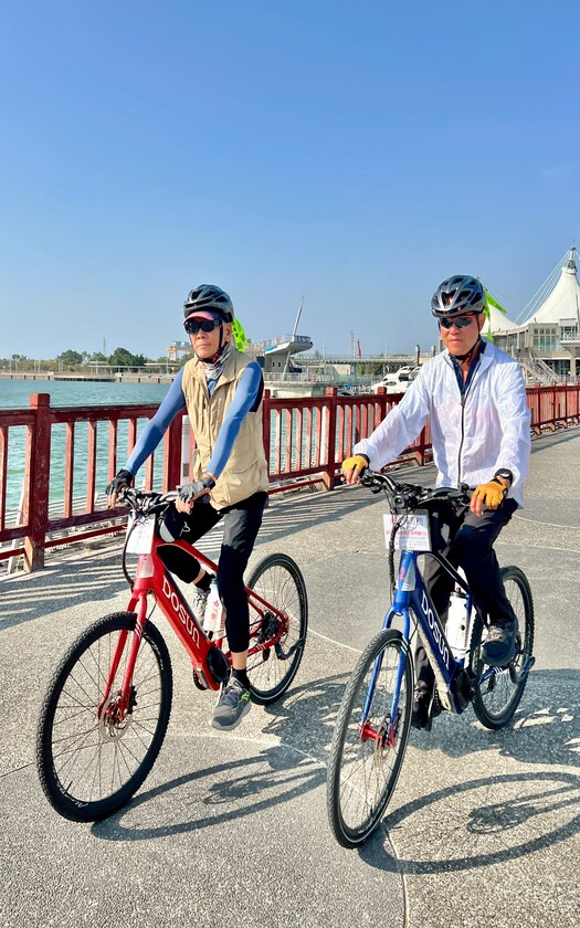 CyclingTaiwan,CyclingAdventure,單車看見台灣,台灣旅遊,單車騎行台灣,海外車友遊台灣,嘉南山海美景美食, 台灣歷史博物館,藍晒圖文創園區,黑橋牌香腸博物館,施家小卷米粉,黃金海岸,興達港情人碼頭,虱目魚丸,牛肉湯,歸仁太陽能樹,嘉南文化騎旅,美食單車之旅