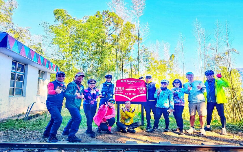 CyclingTaiwan,CyclingAdventure,單車看見台灣,台灣旅遊,單車騎行台灣,海外車友遊台灣,阿里山雙鐵,專案團,阿里山雙鐵,鐵道鐵馬,阿里山森林鐵路,大凍山,小百岳,多林車站,得恩亞納,合掌村,鄒族部落,十字路車站,二萬坪車站,蒸汽火車,二萬坪黑森林,樹抱石,阿里山夕陽