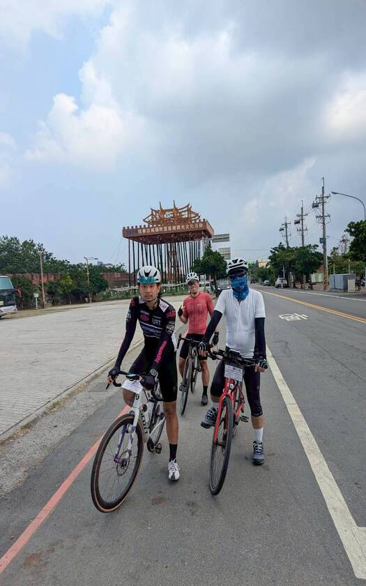 CyclingTaiwan,CyclingAdventure,單車看見台灣,台灣旅遊,海外車友騎台灣,脊梁山脈雙塔,剖地瓜,富貴角燈塔,鵝鑾鼻燈塔,屏鵝公路,車城福安宮,恆春古城,出火,風吹沙