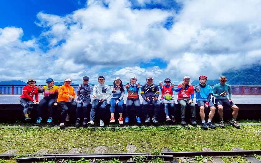 CyclingTaiwan,CyclingAdventure,單車看見台灣,台灣旅遊,biketour,海外車友騎台灣,阿里山新雙鐵,鐵馬鐵道,阿里山林業鐵路,奮起湖,迷糊步道,十字路車站,二萬坪車站,樹抱石,抱石巨木,夫妻神木,阿里山車站,沼平車站,水山神木,水山神木療癒步道,阿里山國家森林遊樂區,紅檜神木,祝山日出,台灣單車旅行,阿里山騎旅