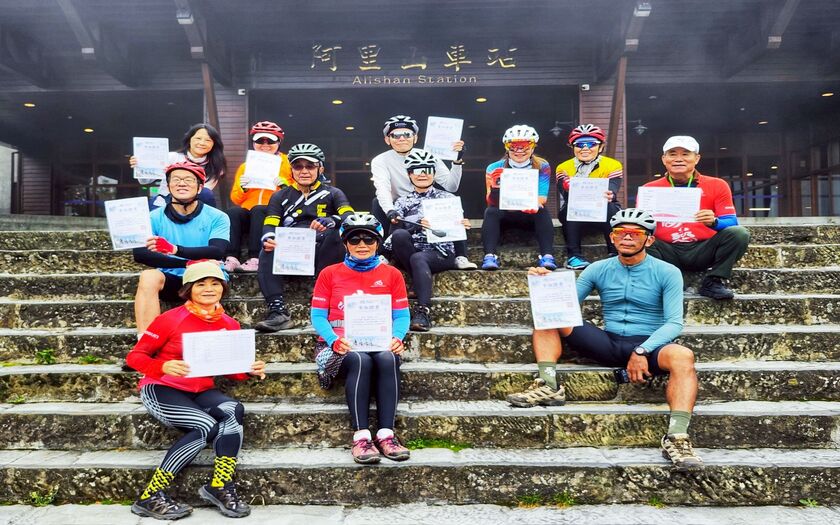 CyclingTaiwan,CyclingAdventure,單車看見台灣,台灣旅遊,biketour,海外車友騎台灣,阿里山新雙鐵,鐵馬鐵道,阿里山林業鐵路,奮起湖,迷糊步道,十字路車站,二萬坪車站,樹抱石,抱石巨木,夫妻神木,阿里山車站,沼平車站,水山神木,水山神木療癒步道,阿里山國家森林遊樂區,紅檜神木,祝山日出,台灣單車旅行,阿里山騎旅
