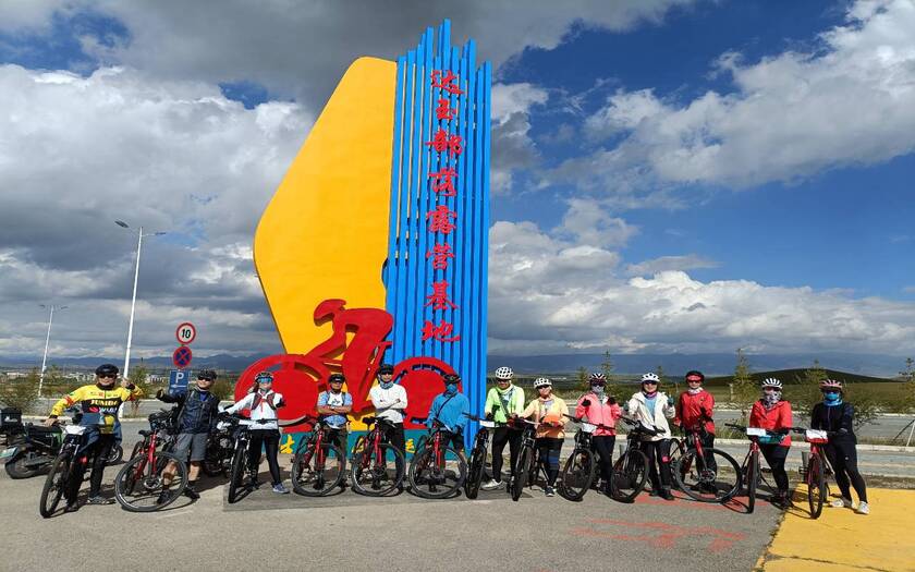 CyclingTaiwan,CyclingAdventure,單車看見台灣,大陸旅遊,biketour,海外車友騎大陸,青海湖高原壯闊藏地人文騎旅,青海湖單車旅行,單車看見世界,青海湖騎行,高原騎旅,藏地人文,塔爾寺,達玉部落,金沙灣,沙湖共生,藏式文化體驗,單車旅行,單車旅遊,高原第一騎