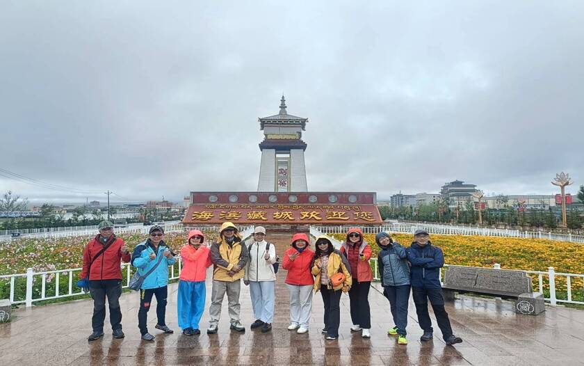 CyclingTaiwan,CyclingAdventure,單車看見台灣,大陸旅遊,biketour,海外車友騎大陸,青海湖高原壯闊藏地人文騎旅,青海湖單車旅行,,高原雨騎,低溫騎行,青海湖斷崖,泉吉鄉觀魚台,湟魚洄游,青海湖裸鯉,剛察縣,倉央嘉措文化廣場,慈悲慧眼感恩塔,藏地文化,藏傳佛教,藏藥足浴,鍋莊舞,高原騎旅,單車旅,用單車看見世界