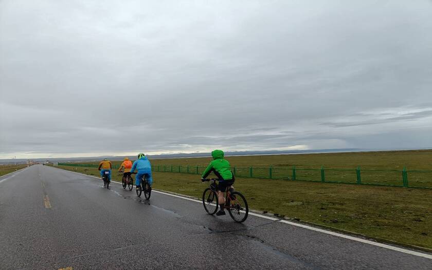 CyclingTaiwan,CyclingAdventure,單車看見台灣,大陸旅遊,biketour,海外車友騎大陸,青海湖高原壯闊藏地人文騎旅,青海湖單車旅行,,高原雨騎,低溫騎行,青海湖斷崖,泉吉鄉觀魚台,湟魚洄游,青海湖裸鯉,剛察縣,倉央嘉措文化廣場,慈悲慧眼感恩塔,藏地文化,藏傳佛教,藏藥足浴,鍋莊舞,高原騎旅,單車旅,用單車看見世界