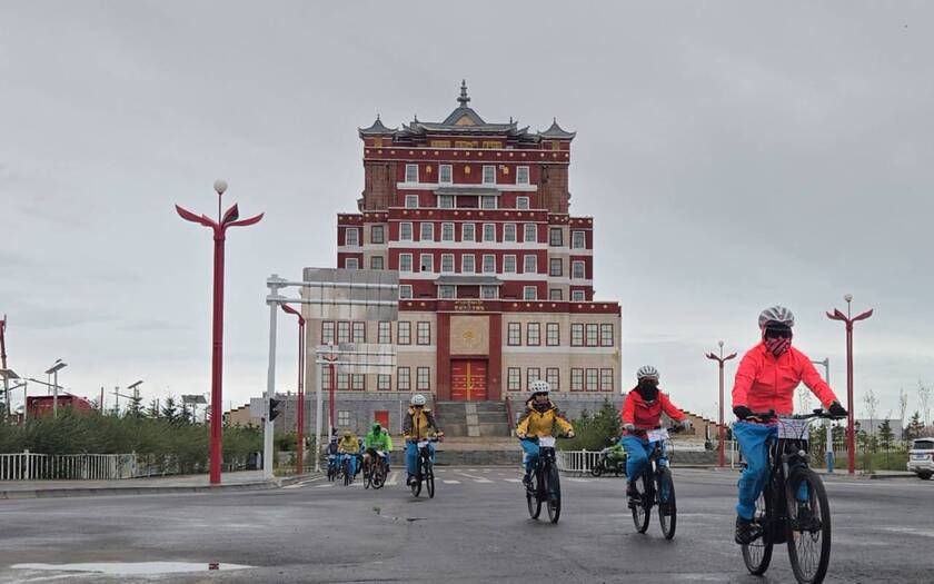 CyclingTaiwan,CyclingAdventure,單車看見台灣,大陸旅遊,biketour,海外車友騎大陸,青海湖高原壯闊藏地人文騎旅,青海湖單車旅行,環湖完騎,剛察縣,魚鳥天堂,海濱藏城,倉央嘉措文化廣場,高原青稞,甘子河,達玉部落,低溫騎行,雨中騎行,高原騎旅,烤全羊慶功宴,藏式祝福,單車旅遊,用單車看見世界