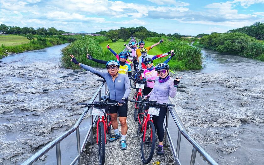山海戀單車車友在安農溪分洪堰公園合影