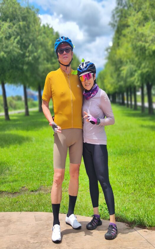 山海戀單車車友夫婦在安農溪落羽松前合影