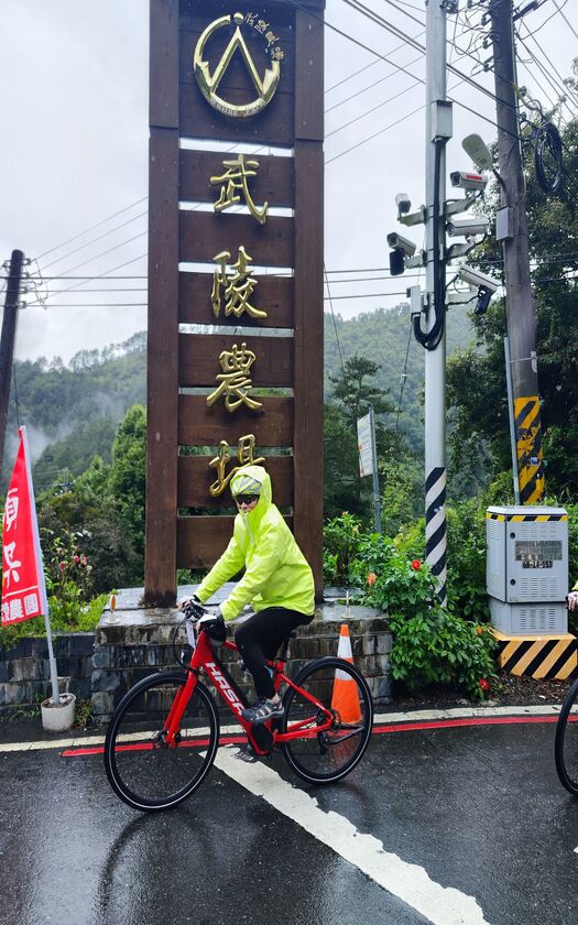 山海戀單車車友大雨中騎經武陵農場