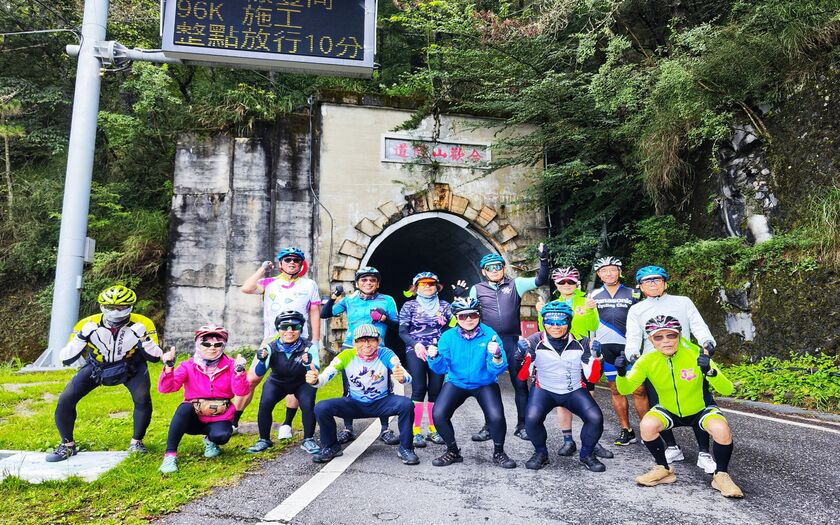 山海戀單車車友騎經合歡山隧道。