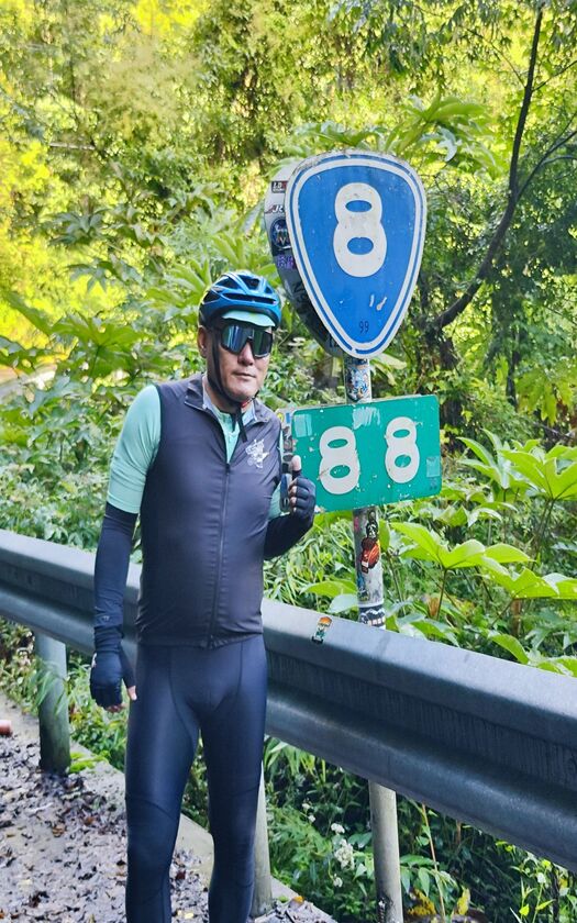 山海戀單車車友騎經中橫景觀公路在台8省道88公里處合影。