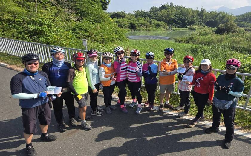 山海戀單車車友拿著山海圳護照在西口小瑞士，欣賞西口水力發電廠引水設施形成的「天井漩渦」。