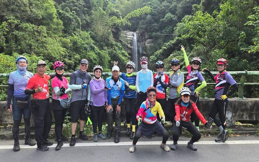 山海戀車友在青雲瀑布合影。當地也有人稱它為「情人瀑布」。