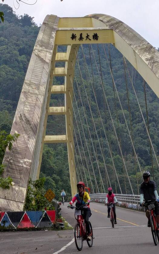 山海戀車友單車騎經跨越曾文溪支流達固布亞努溪的新美大橋。