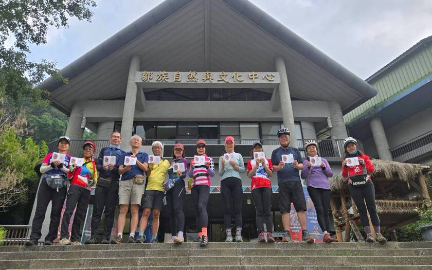 山海戀單車車友在達邦鄒族自然文化中心，在山海圳第六處集章點蓋下紀念章並入內參觀。
