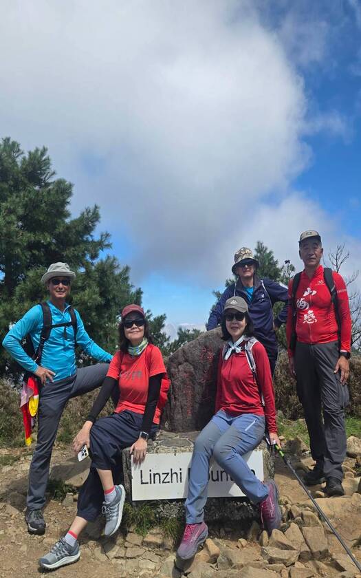 山海戀單車車友健行進入麟趾山登山口。