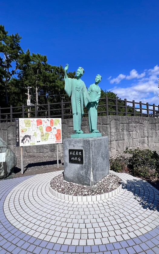 山海戀車友D6騎行日本高知縣安芸郡芸西村琴ケ浜的「お龍・君枝姉妹像」。