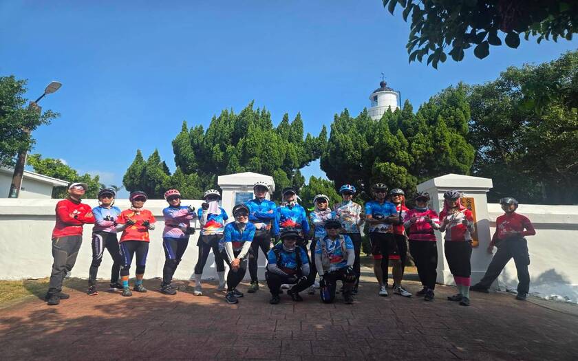 山海戀車友香港不老騎士公益環島D2騎行白沙岬燈塔。