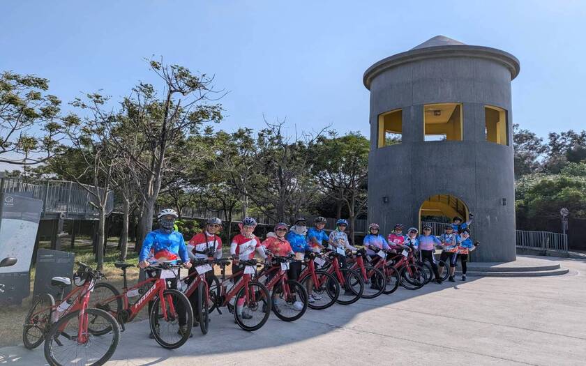 山海戀車友香港不老騎士公益環島D2騎行新竹十七公里海岸線。