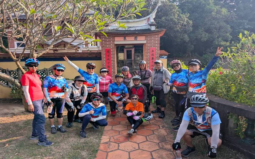 山海戀車友香港不老騎士公益環島D3騎行至霧峰萊園。