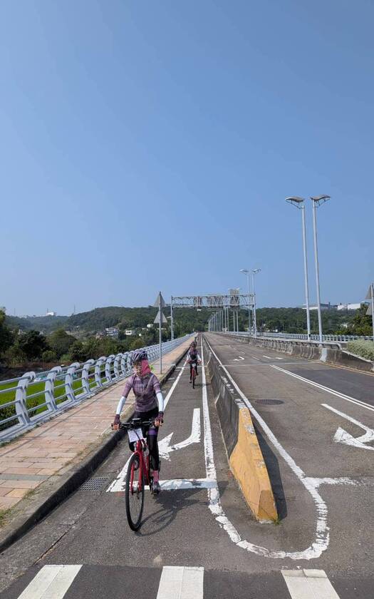 山海戀車友香港不老騎士公益環島D3騎行環島路程中。