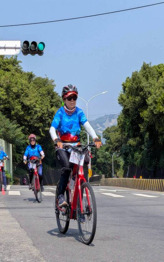 山海戀車友香港不老騎士公益環島D3騎行環島路程中。
