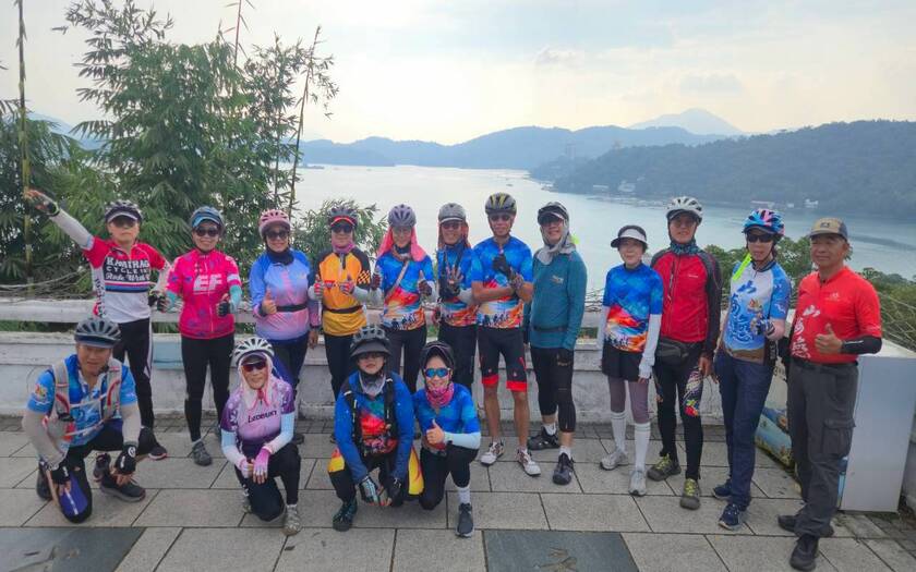 山海戀車友香港不老騎士公益環島D4騎行至日月潭。