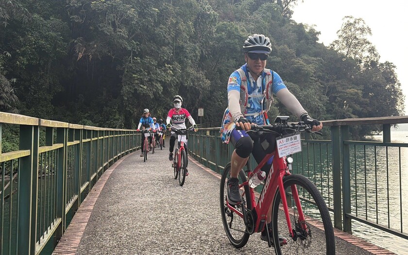 山海戀車友香港不老騎士公益環島D4騎行在曾被 CNN 評選為全球最美十大自行車道之一的日月潭自行車道。