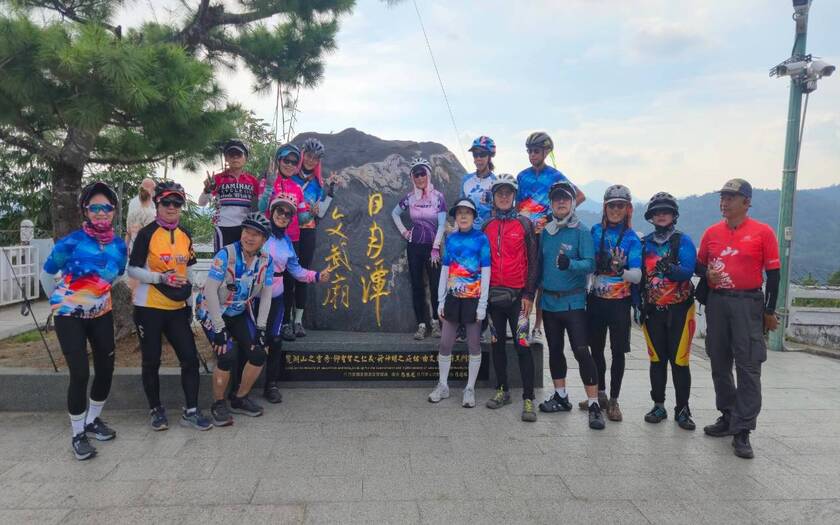 山海戀車友香港不老騎士公益環島D4騎行至日月潭文武廟前合影。