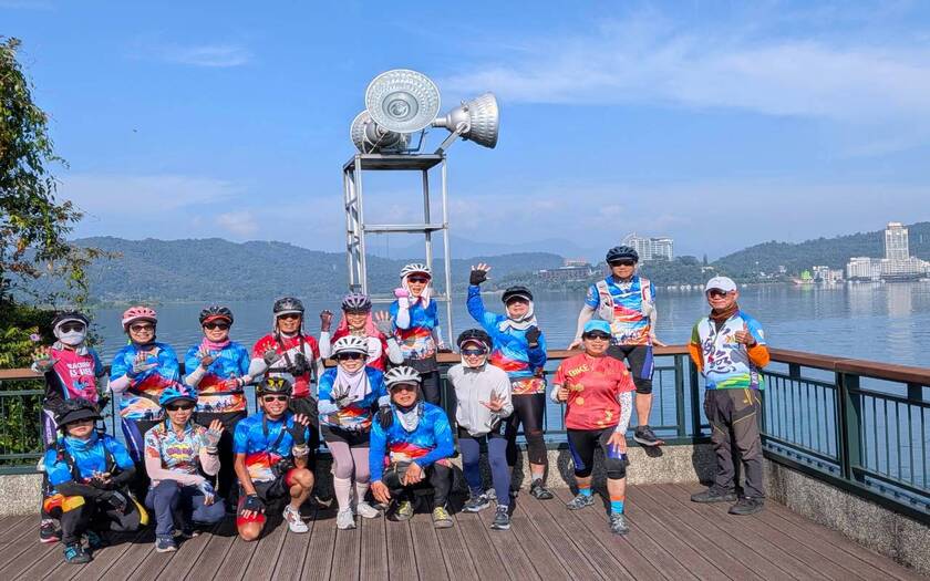 山海戀車友香港不老騎士公益環島D5騎行至日月潭土亭仔燈塔。