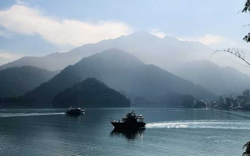 山海戀車友香港不老騎士公益環島D5騎行至日月潭欣賞美景。