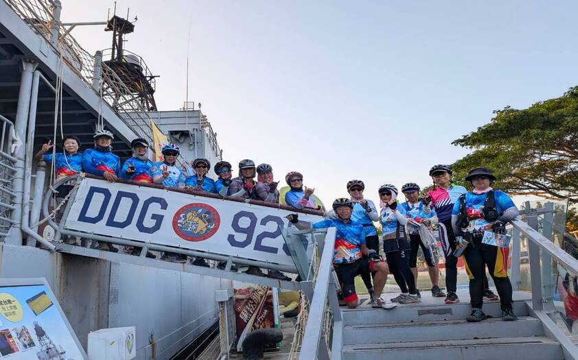 山海戀車友香港不老騎士公益環島D6騎行至安平德陽艦園區。