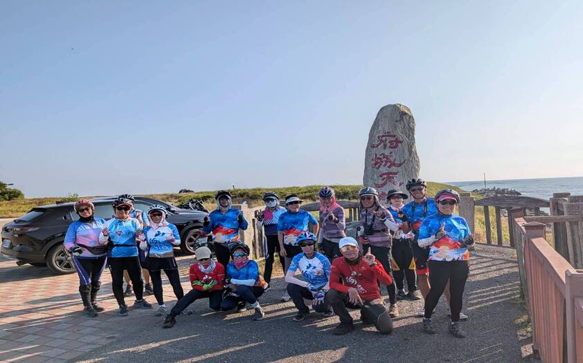 山海戀車友香港不老騎士公益環島D6騎行至台南府城天險。