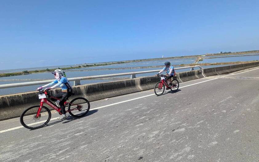 山海戀車友香港不老騎士公益環島D6騎行至台南青鯤鯓扇形鹽田生命之樹路途上。