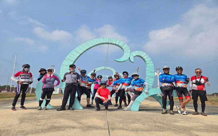 山海戀車友香港不老騎士公益環島D7騎行至高雄市茄萣區興達港情人碼頭的心心相印廣場合影。
