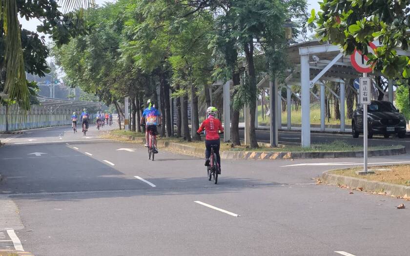 山海戀車友香港不老騎士公益環島D7騎行至高雄環島路途中。