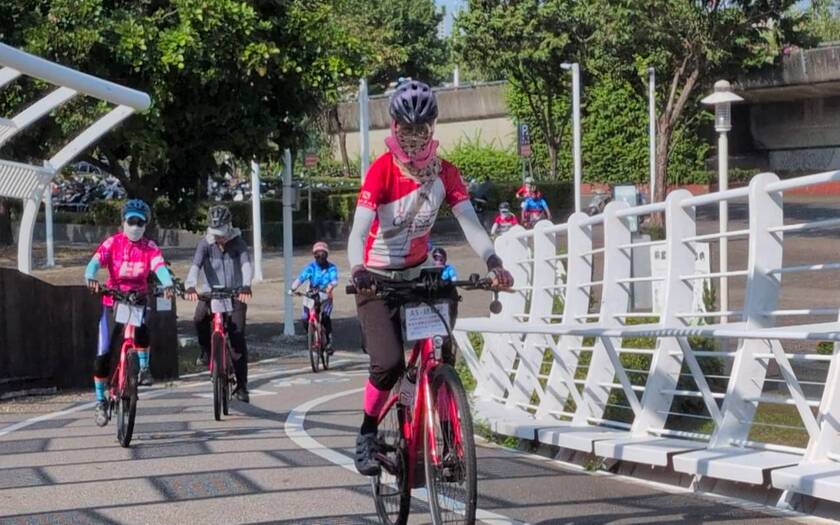 山海戀車友香港不老騎士公益環島D7騎行至高雄中山四路與凱旋四路口的多功能自行車橋。