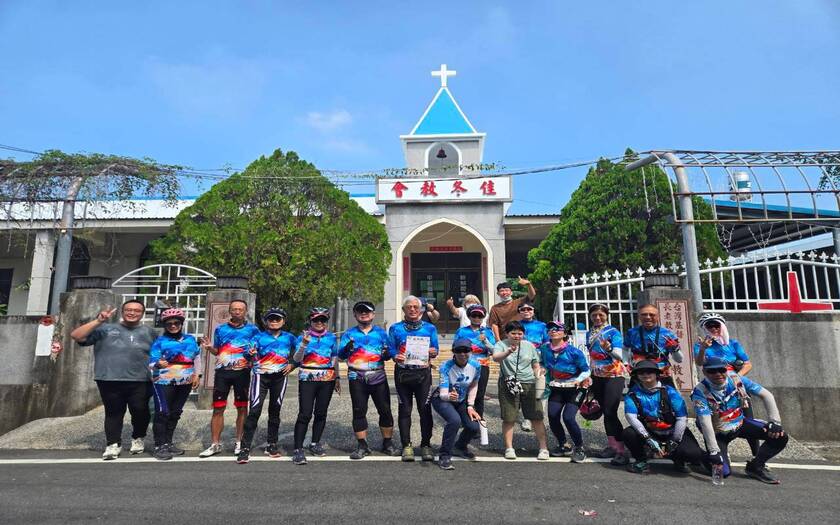 山海戀車友香港不老騎士公益環島D8騎行至佳冬力陞社區復健中心進行公益活動。
